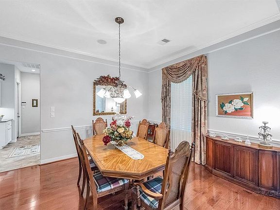3rd image of 815 Baker Dr