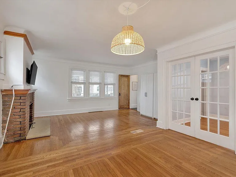 271 E Woodland St — Photo 5