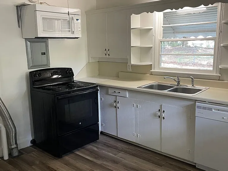 811 W Elm St — Photo 28