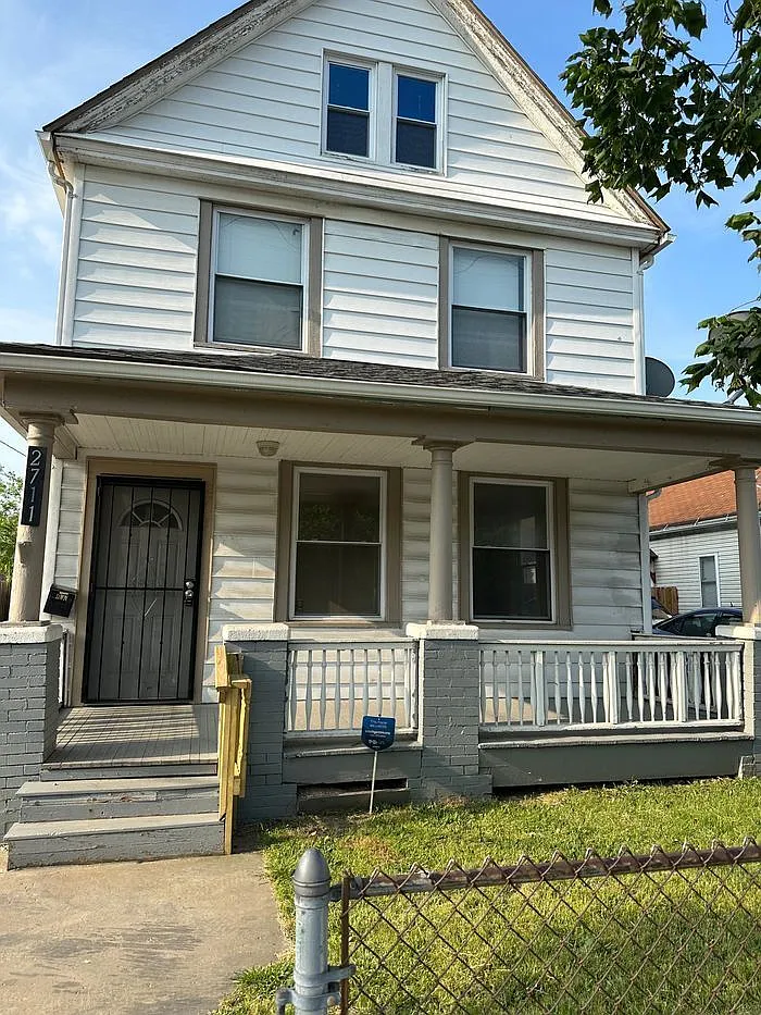 2711 Sackett Ave photo 1