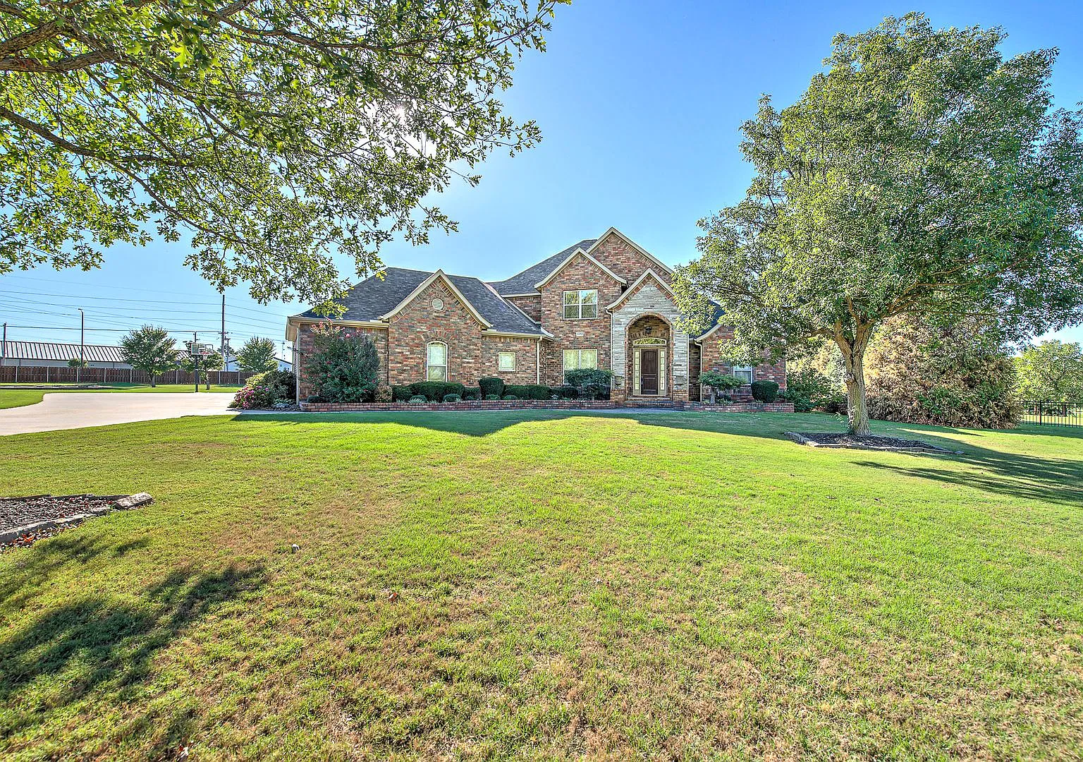 Fully Furnished 5-Bedroom Home with Office, Pool & 2.23 Acres — Photo 3
