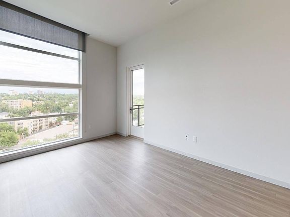 4th image of 301 S Grant St #601