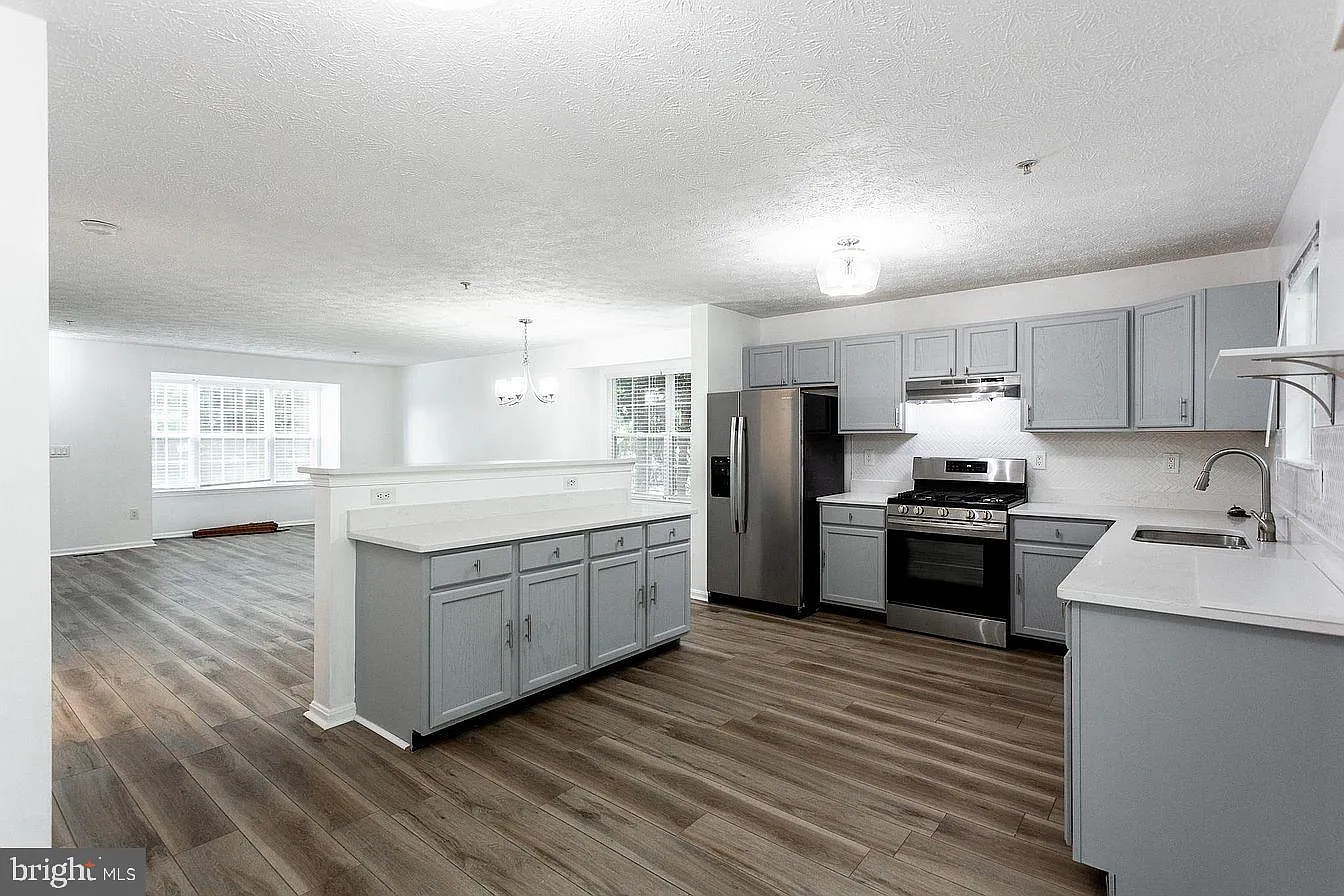 4 bed, 3.0 bath, 1436 sqft, $3,300 — Photo 3