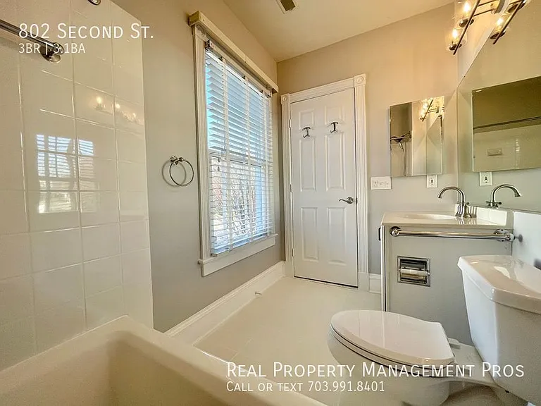 802 2nd St — Photo 29