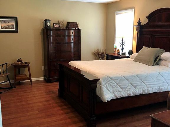 5th image of 1010 Robin Ln