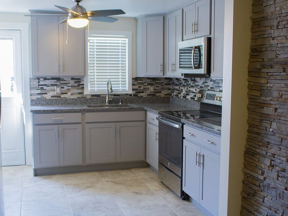 Kitchen all new cabinets/appliances/floor