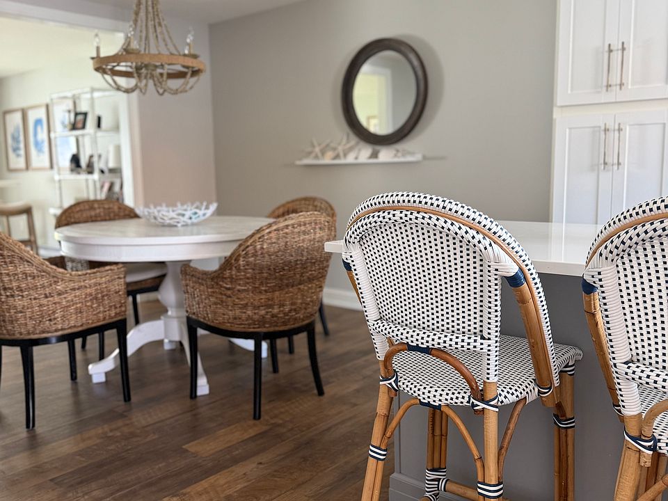 table has extension leaf to seat 6