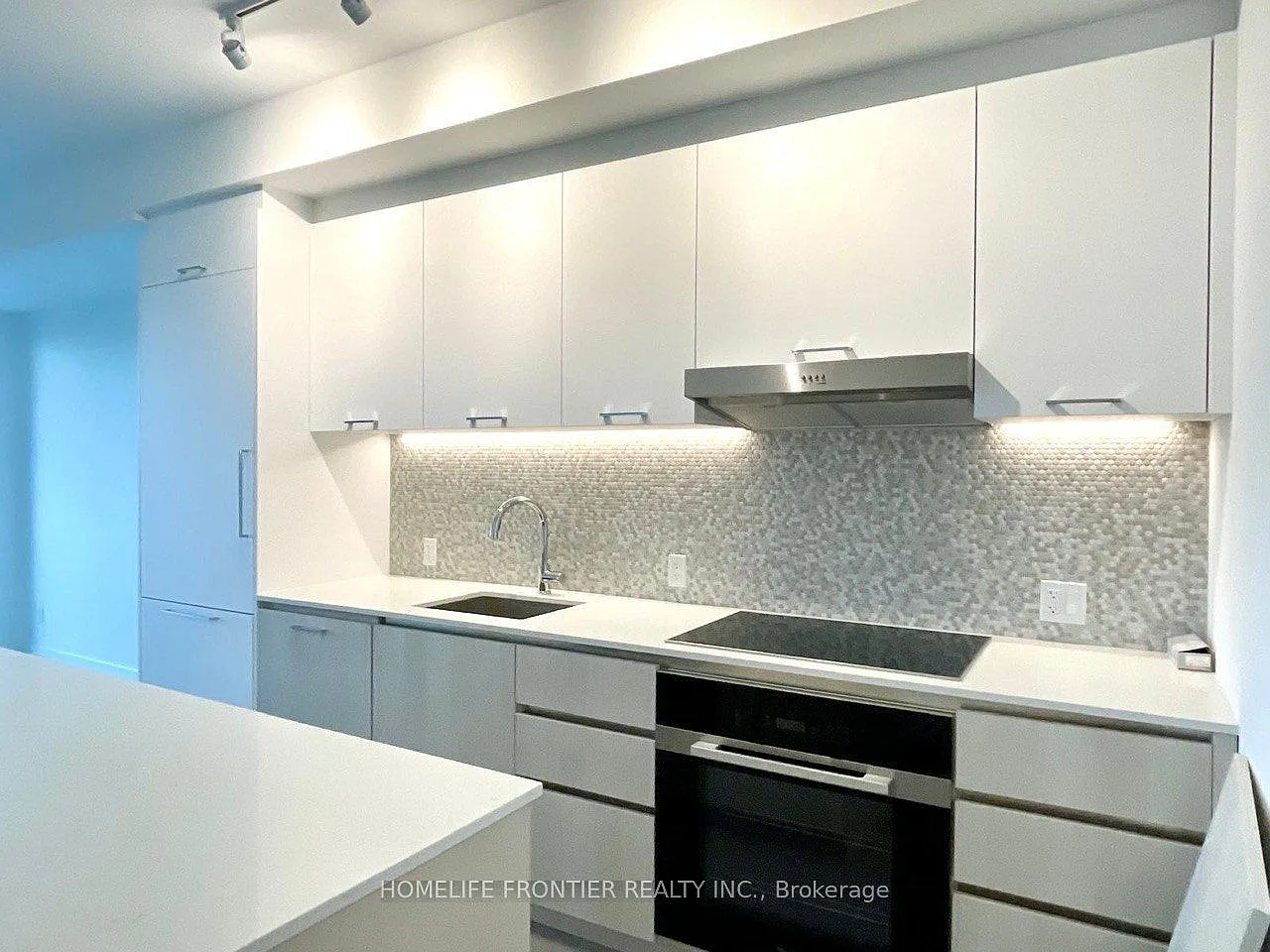 8188 Yonge — Photo 2