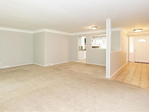 4th image of 372 Royal Oak Blvd