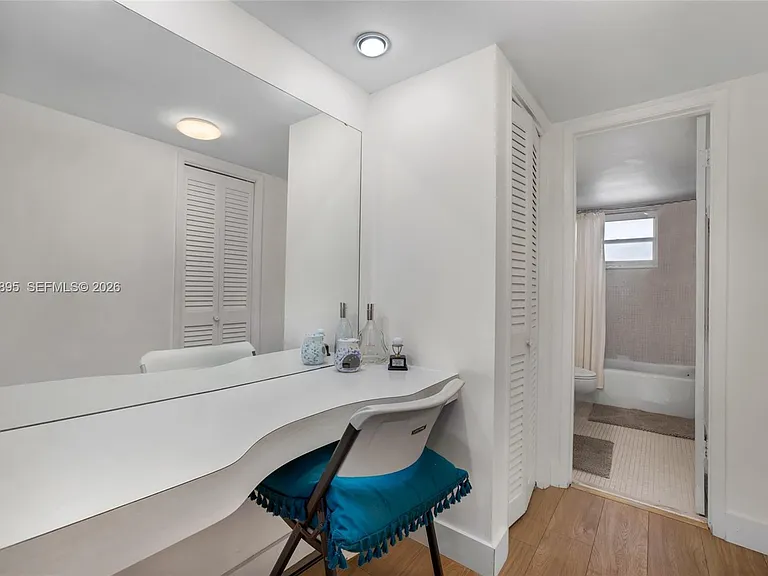 950 Hillcrest Dr #212 — Photo 15