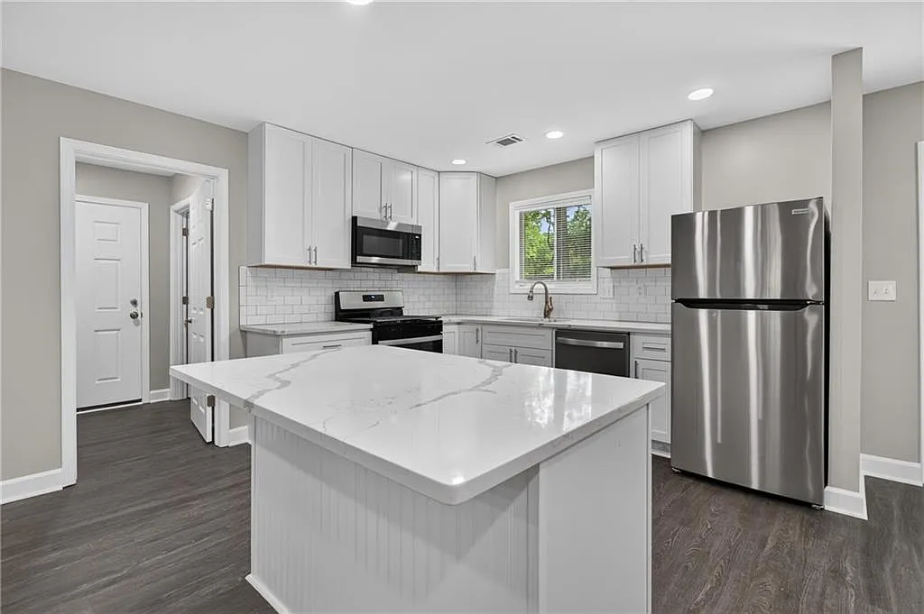 3 bed, 2.0 bath, 1688 sqft, $2,195 — Photo 1