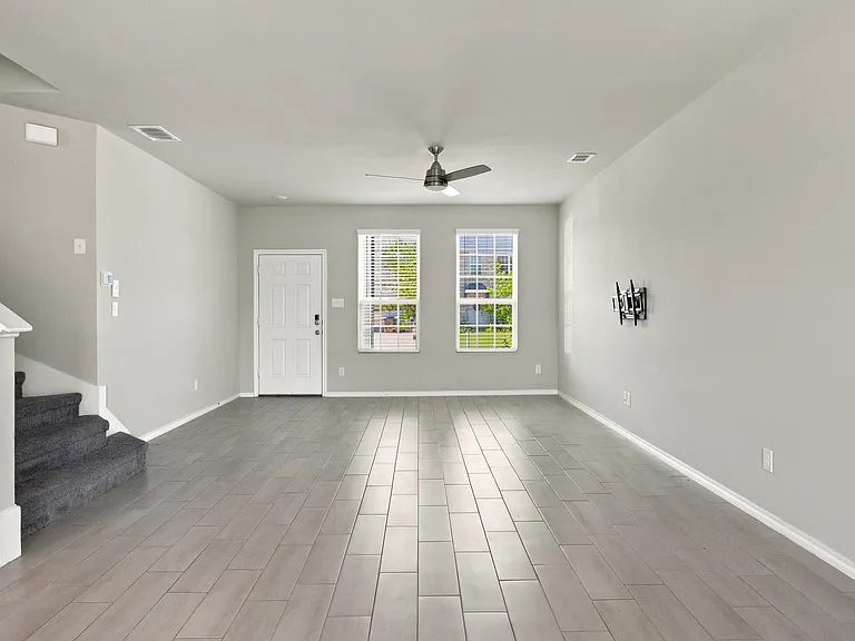 944 Ravenwood Ln — Photo 5