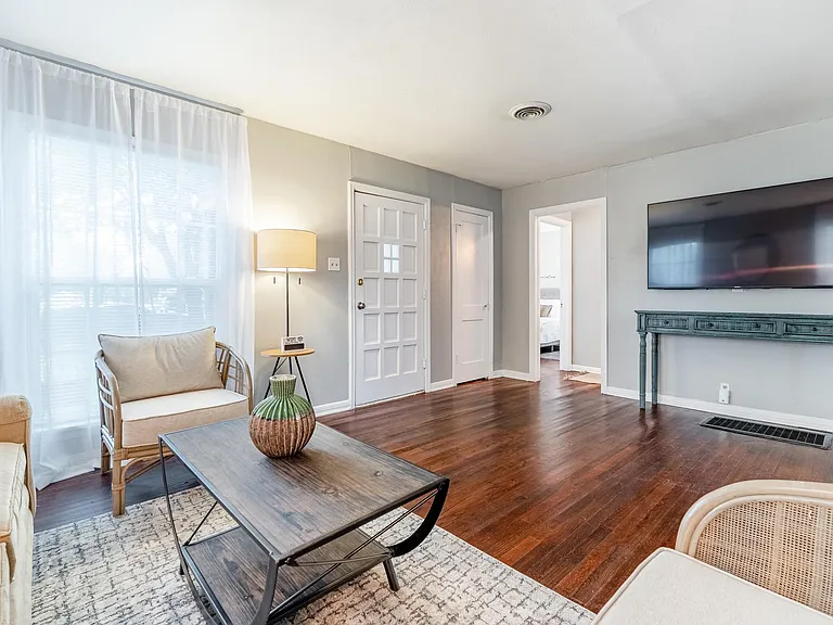 1201 W Alan Ave — Photo 2