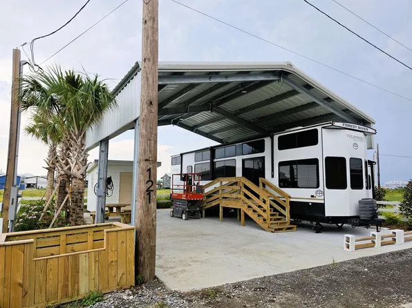 121 Gilbert Ln, Grand Isle, LA 70358