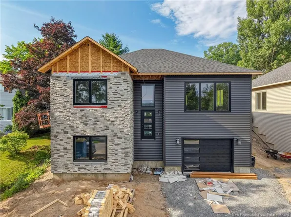 16 Mayflower St, Fredericton, NB E3C 1L5