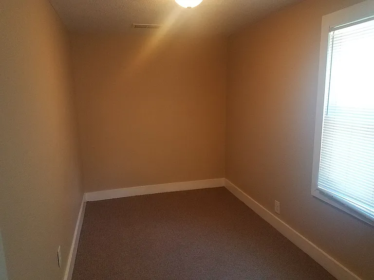 916 N Hill St — Photo 9