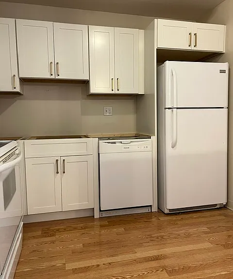 NEW KITCHEN CABINETS JUST INSTALLED- COUNTER TOP S/B IN BY 8-1-26