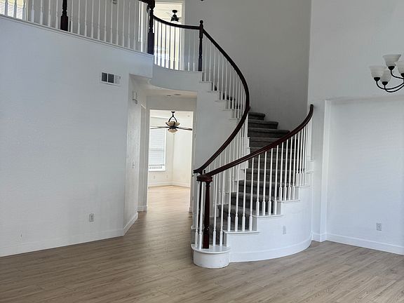 3rd image of 1457 Paradise Ln