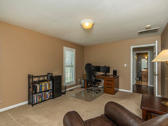 5th image of 852 Eagle Crest Dr