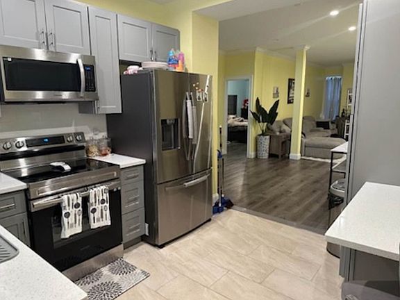 4th image of 2743 Holland Ave #1