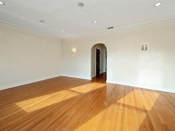 4th image of 5736 N Richmond St #2