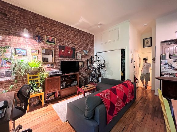 2nd image of 42 W 85th St APT 2R