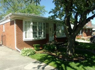 21613 Hoffman St, Saint Clair Shores, MI 48082