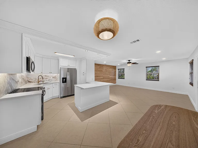 2319 Tamarind Dr — Photo 6
