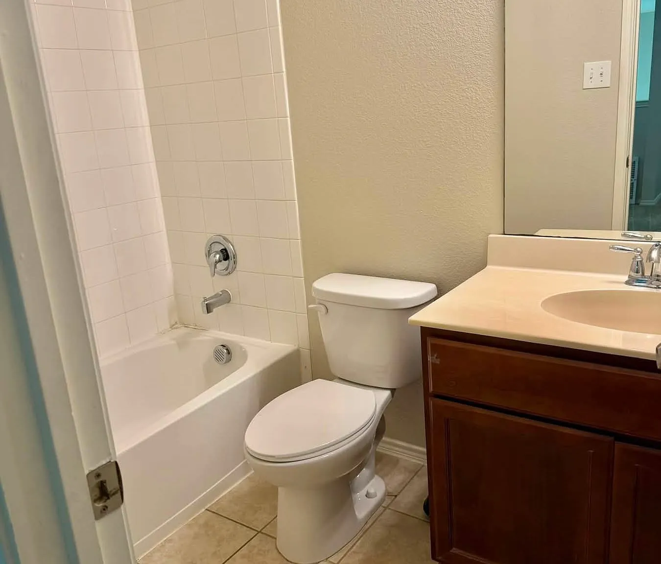 4 bed, 2.5 bath, 2149 sqft, $2,400 — Photo 3