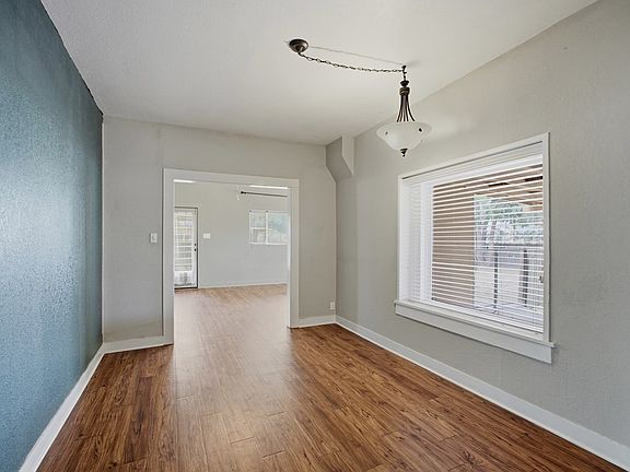 5th image of 703 W Sul Ross Ave