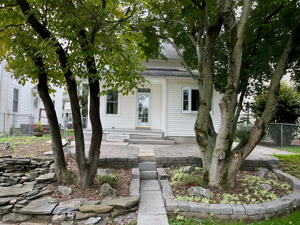 3 bed, 1.5 bath, 1210 sqft, $2,100 — Photo 2