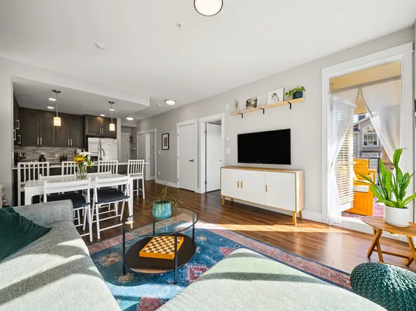 2465 Wilson Ave #301, Pt Coquitlam, BC V3C 0E6