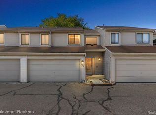 525 Oxford Ct, Rochester, MI 48307