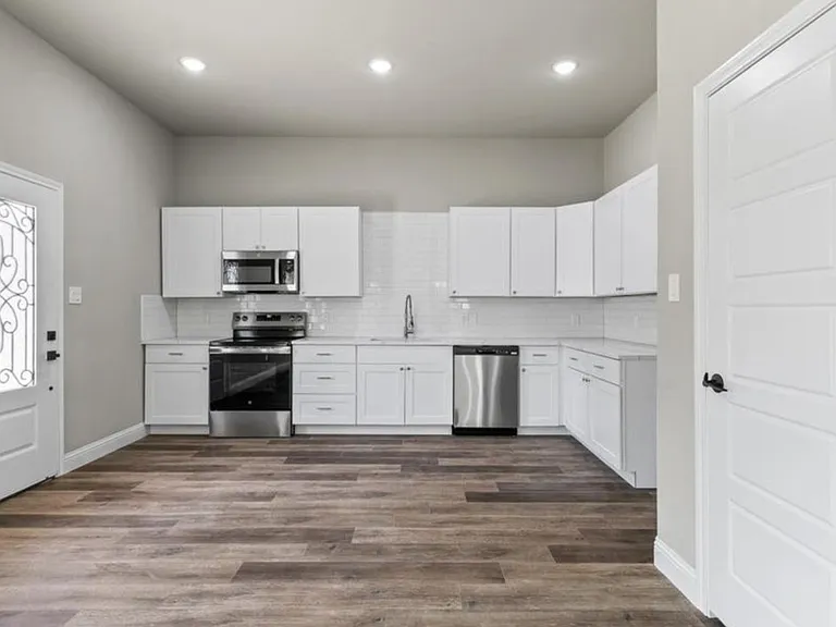 928 Colorado River Dr — Photo 2