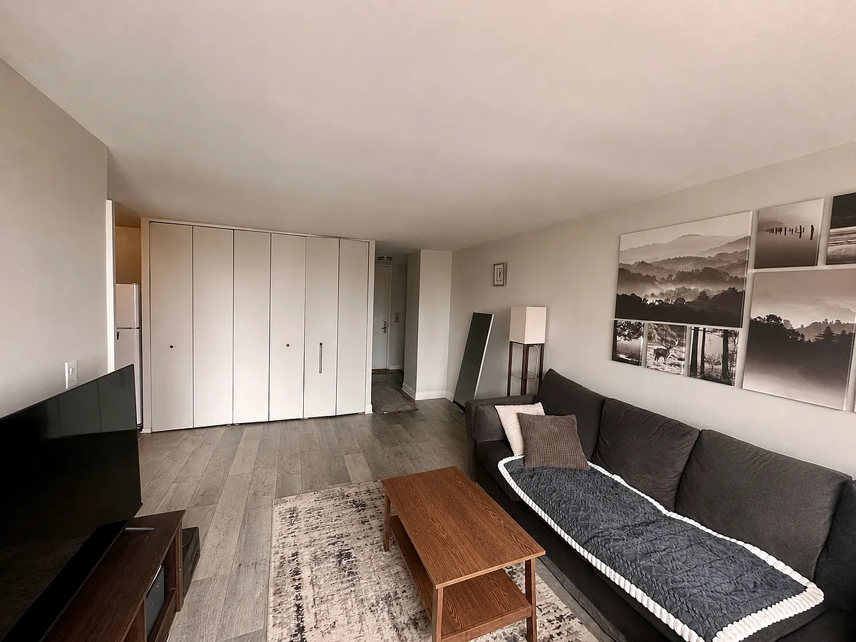 Building Photo - 4343 N Clarendon Ave #1510