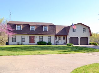 15975 Jacob Ln, Carlinville, IL 62626