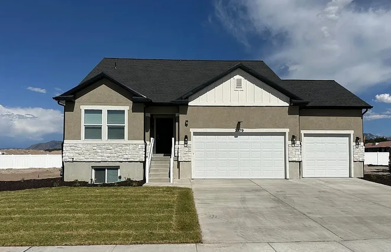 5 bed, 3200 sqft, $3,300 — Photo 1