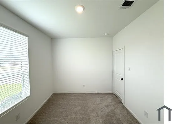 423 Amy St — Photo 6