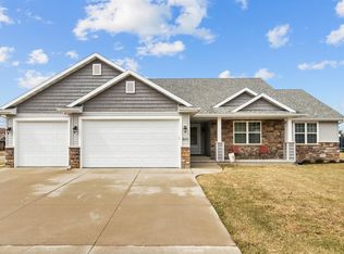 1599 Kingswood Dr, Neenah, WI 54956