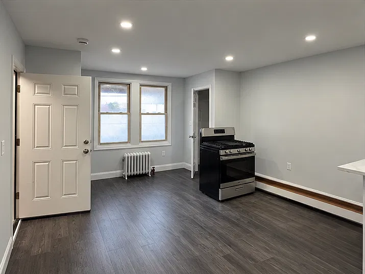 Studio, $2,000 — Photo 3