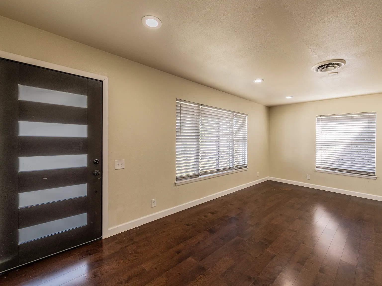 3 bed, 1659 sqft, $3,995 — Photo 2