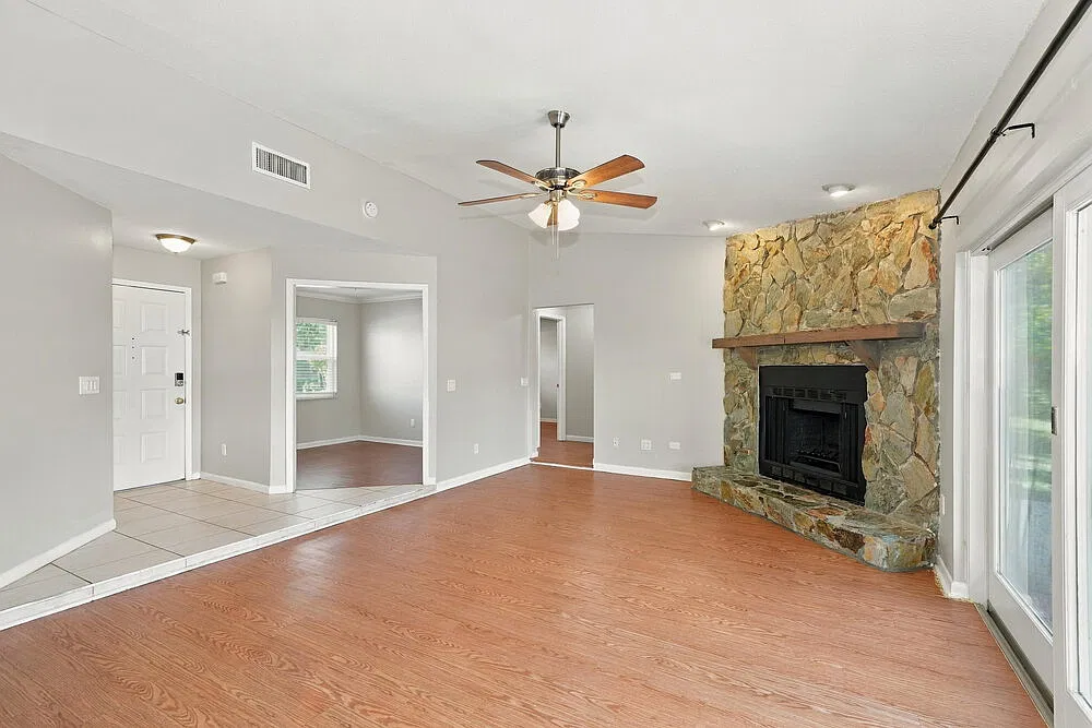 3 bed, 2.0 bath, 1470 sqft, $2,225 — Photo 4