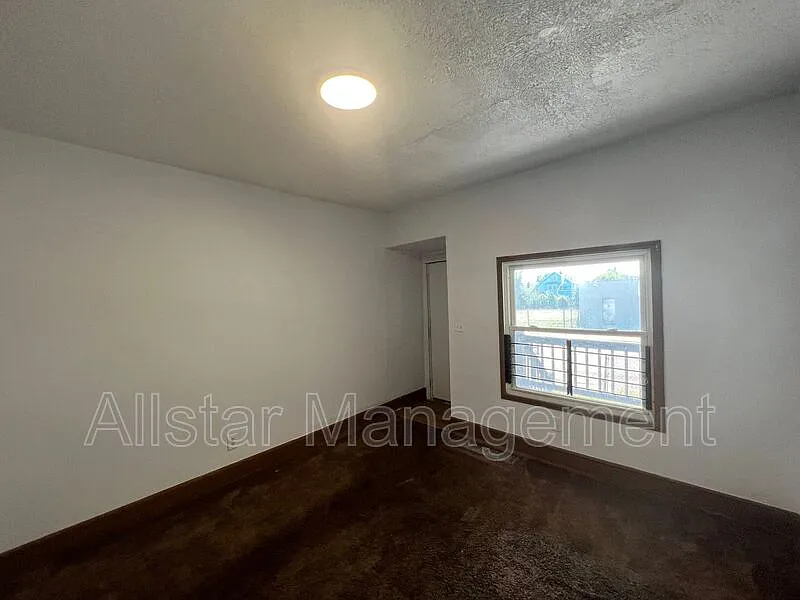 3 bed, 1.0 bath, 900 sqft, $995 — Photo 4