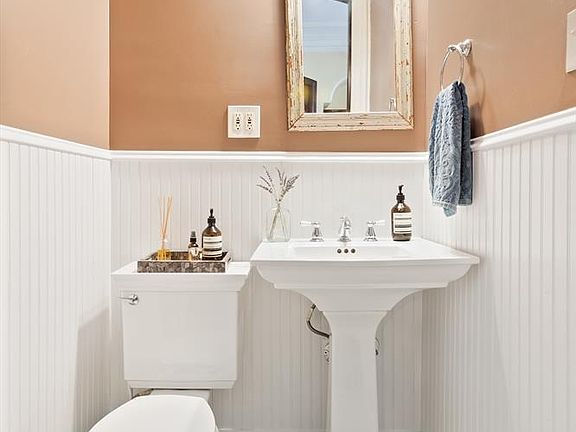 2nd image of 370A Grand Ave APT 1