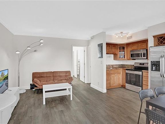 3rd image of 924 SE 2nd St #103