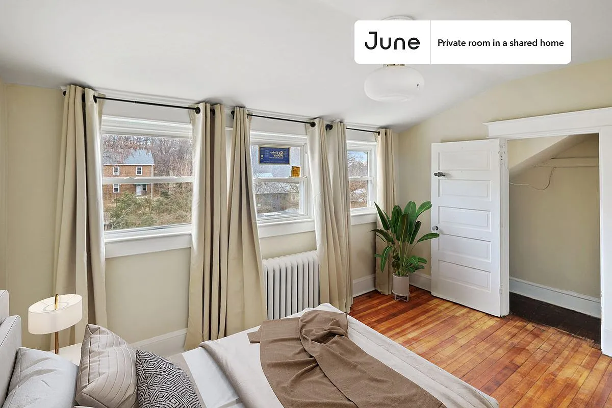 Full bedroom in 5 bed/3 bath home in Brookland #866 D — Photo 1