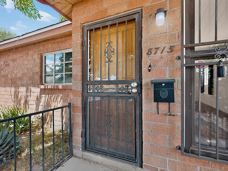 8715 Menaul Blvd NE — Photo 33