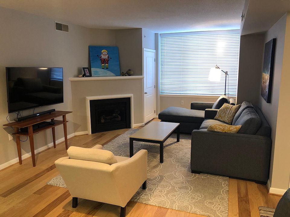 Living Room w Fireplace