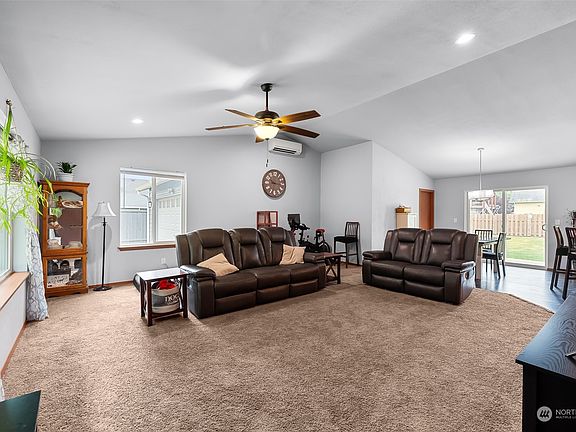 2nd image of 606 N Blakeley Street