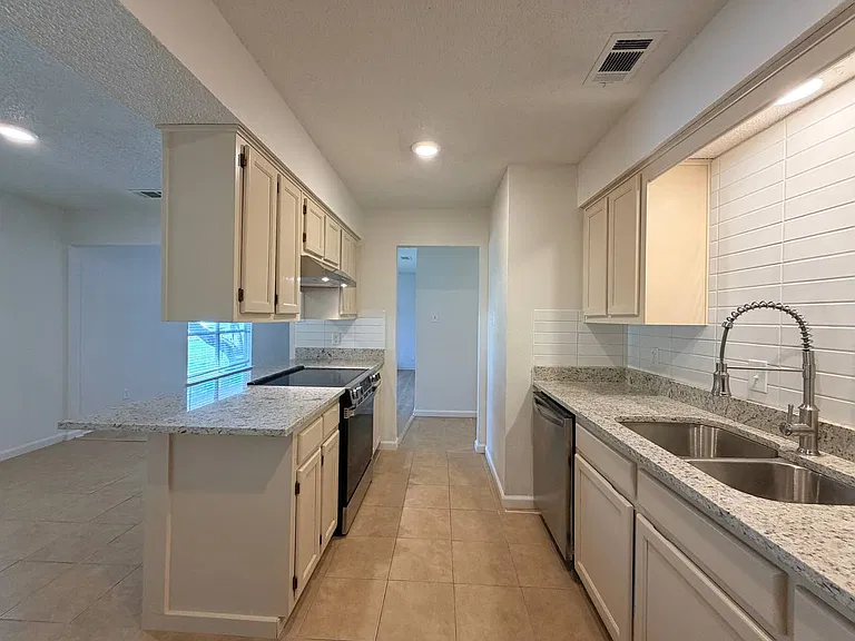 3807 William St — Photo 2